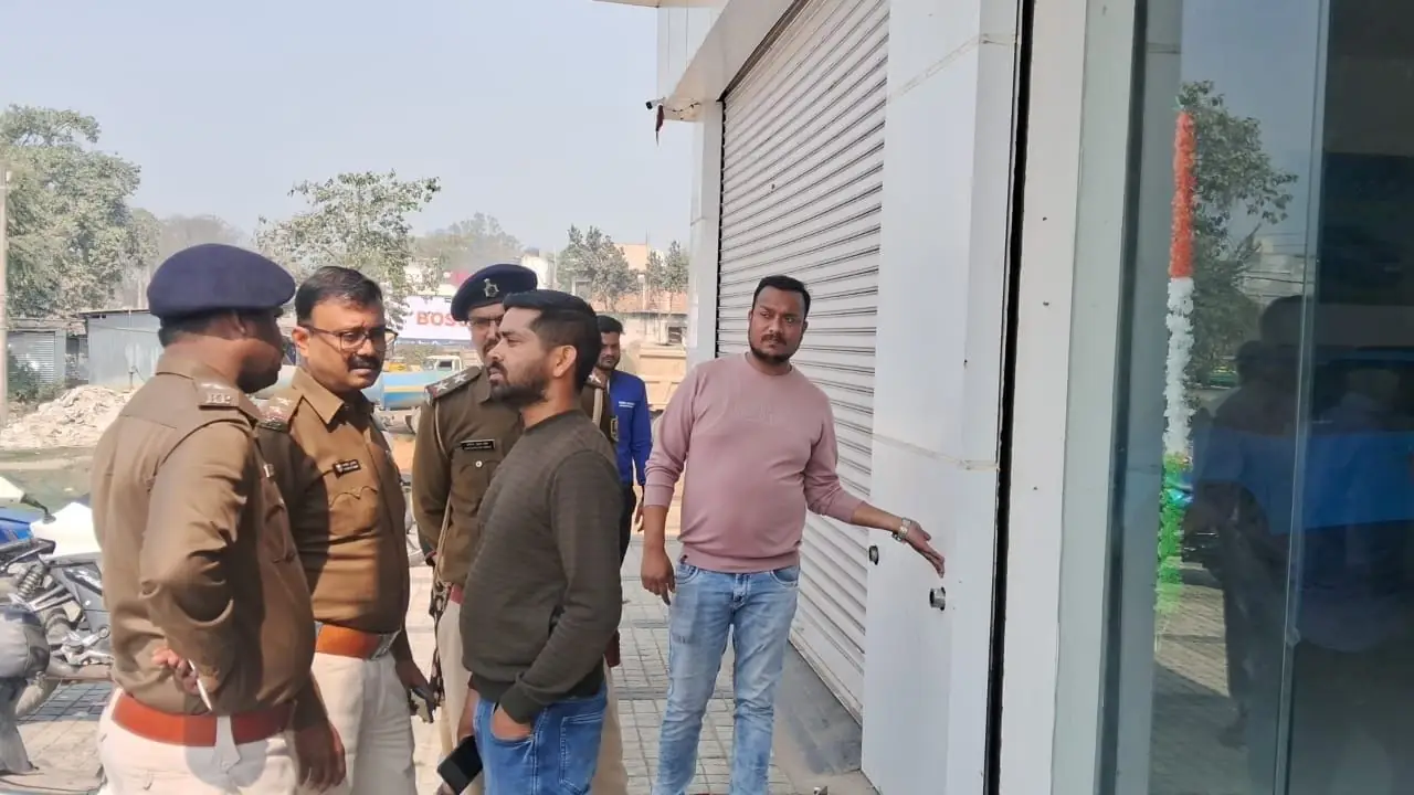 अररिया में चोरों का दुस्साहस: टाटा शोरूम से दो नेक्सॉन कार उड़ाईं, DVR भी ले गए