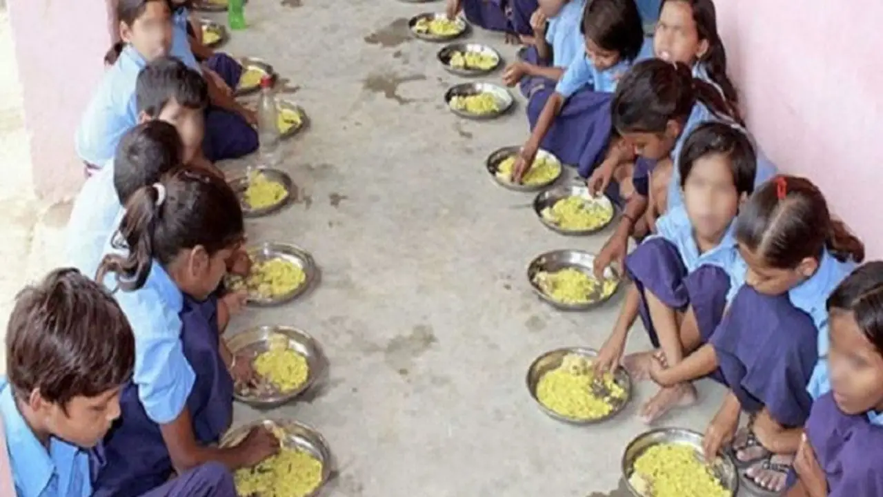 बिहार: मिड-डे मील से 70 बच्चों की तबीयत बिगड़ी, अस्पताल में भर्ती