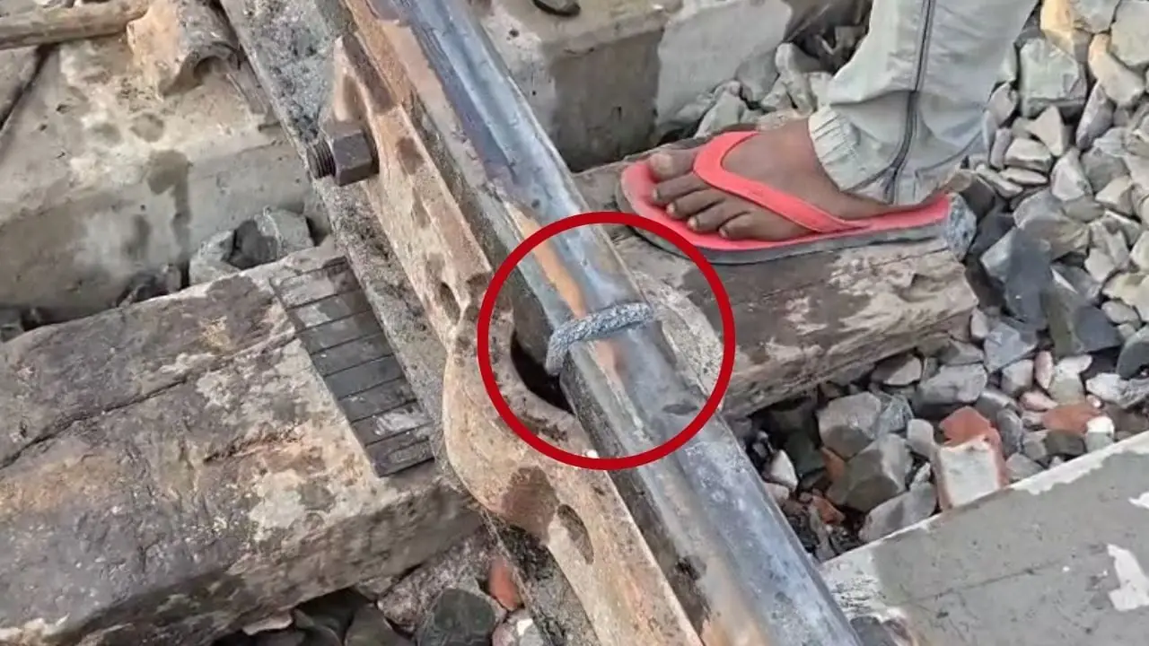 पश्चिम चंपारण: लोको पायलट की सूझबूझ से बची इंटरसिटी एक्सप्रेस, टूटी पटरी पर रुकी ट्रेन