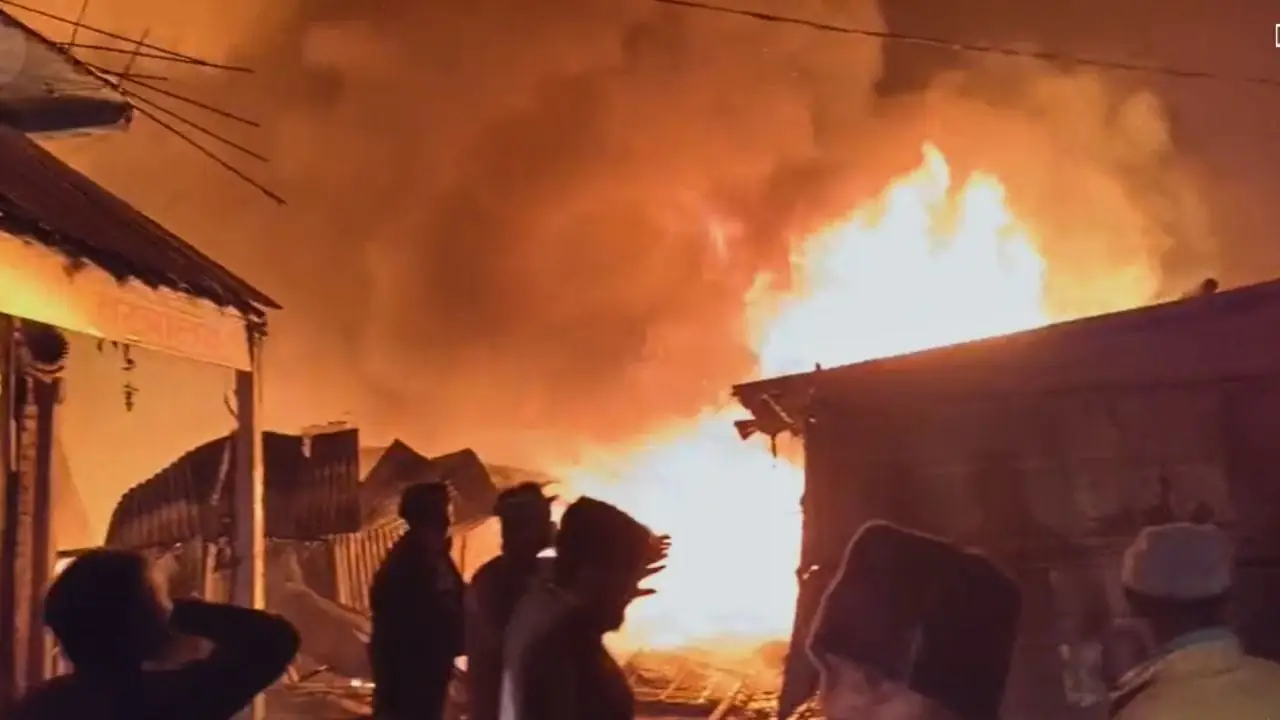 कटिहार के कुर्सेला हाट में भयंकर आग, 100 से अधिक दुकानें राख