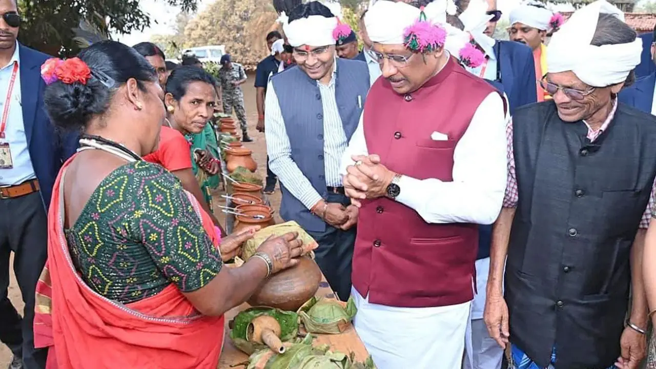 छत्तीसगढ़ सीएम विष्णुदेव साय का बस्तर घोटुल में सांस्कृतिक सम्मान