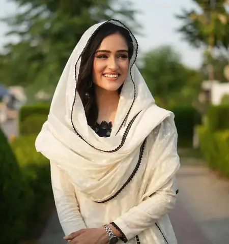 आंख मूंदकर परंपराएं मानने में विश्वास नहीं