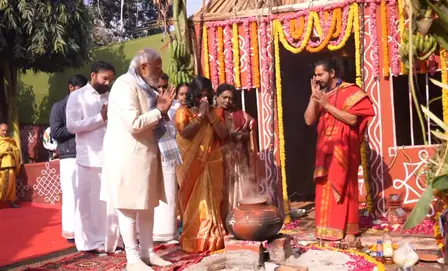 पोंगल अब वैश्विक पर्व, तमिल संस्कृति पूरी मानवता की साझा विरासत: पीएम मोदी></p><p>नई दिल्ली, 14 जनवरी (आईएएनएस)। प्रधानमंत्री नरेंद्र मोदी बुधवार को नई दिल्ली में केंद्रीय मंत्री डॉ. एल मुरुगन के आवास पर आयोजित पोंगल उत्सव में शामिल हुए। पीएम मोदी ने सोशल मीडिया पर इससे जुड़ी झलकियां साझा कीं। उन्होंने कहा कि पोंगल आज एक वैश्विक पर्व बन चुका है, जिसे विश्व भर में तमिल संस्कृति से प्रेम करने वाले लोग उत्साह के साथ मनाते हैं।<p>पीएम मोदी ने सोशल मीडिया प्लेटफॉर्म एक्स पर अलग-अलग पोस्ट में लिखा, 