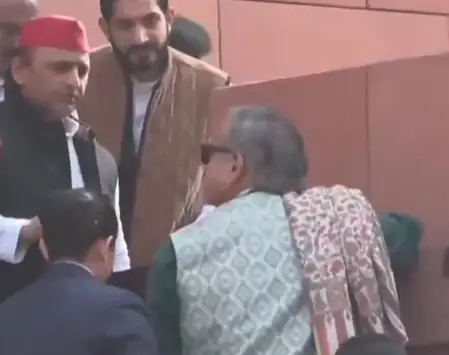 जिस दीए को तूफां में जलना होगा, उसे संभल‑संभल के चलना होगा