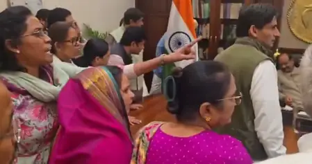 लोकसभा स्पीकर के चैंबर में जबरन घुसे कांग्रेस सांसद, गाली गलौच की