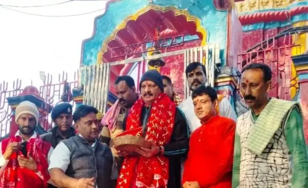 नौसेना प्रमुख एडमिरल त्रिपाठी ने मां छिन्नमस्तिका मंदिर में लगाए मत्था