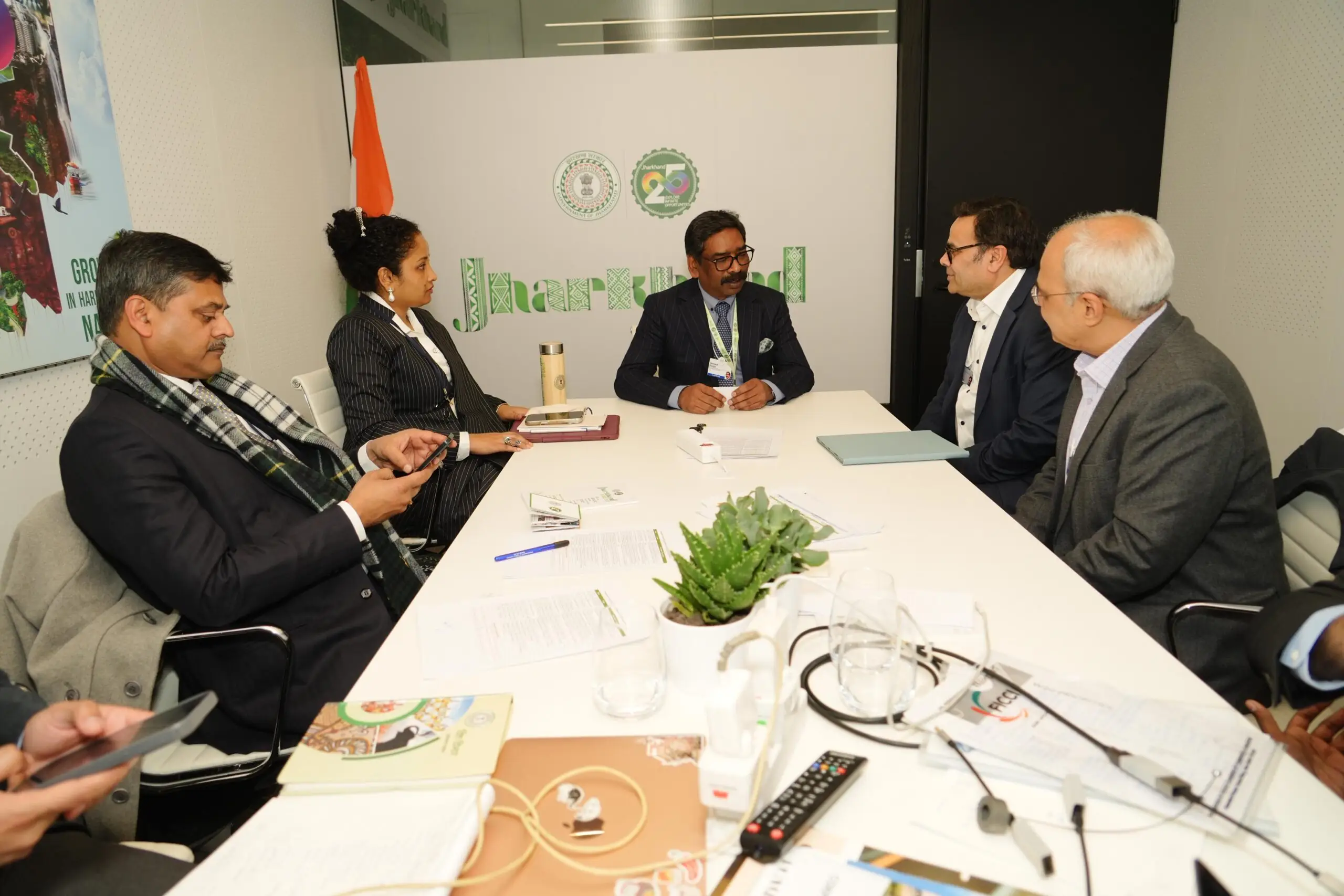 दावोस में सीएम हेमंत सोरेन और इंफोसिस के बीच डिजिटल प्रगति पर समझौता