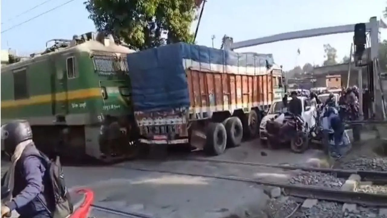 झारखंड के देवघर में बड़ा रेल हादसा टला, ट्रेन ने ट्रक को मारी टक्कर