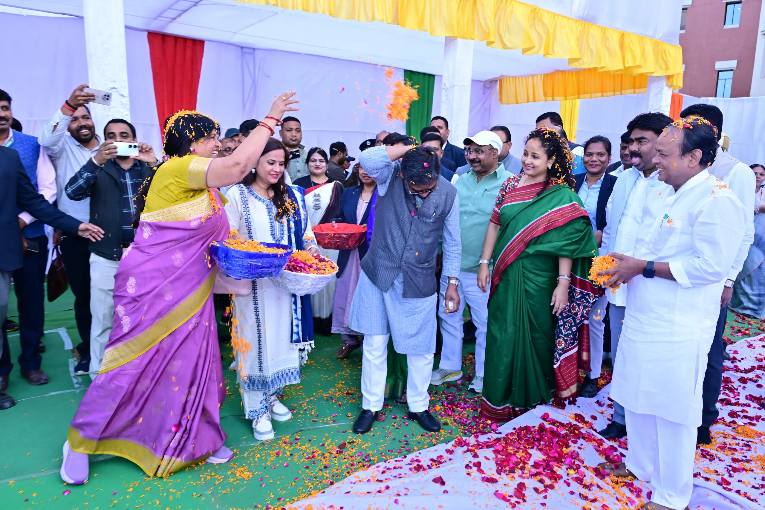 झारखंड विधानसभा में फूलों की होली: मंत्रियों-विधायकों का जोश भरा मिलन