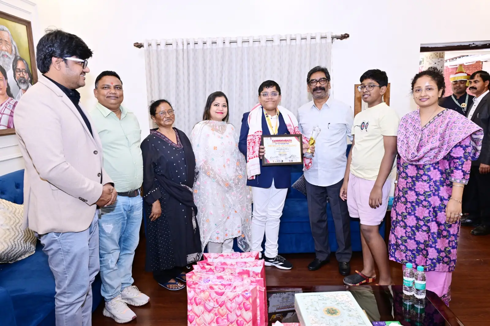 झारखंड सीएम हेमंत सोरेन से मिले राष्ट्रमंडल शतरंज गोल्ड विजेता अधिराज मित्रा