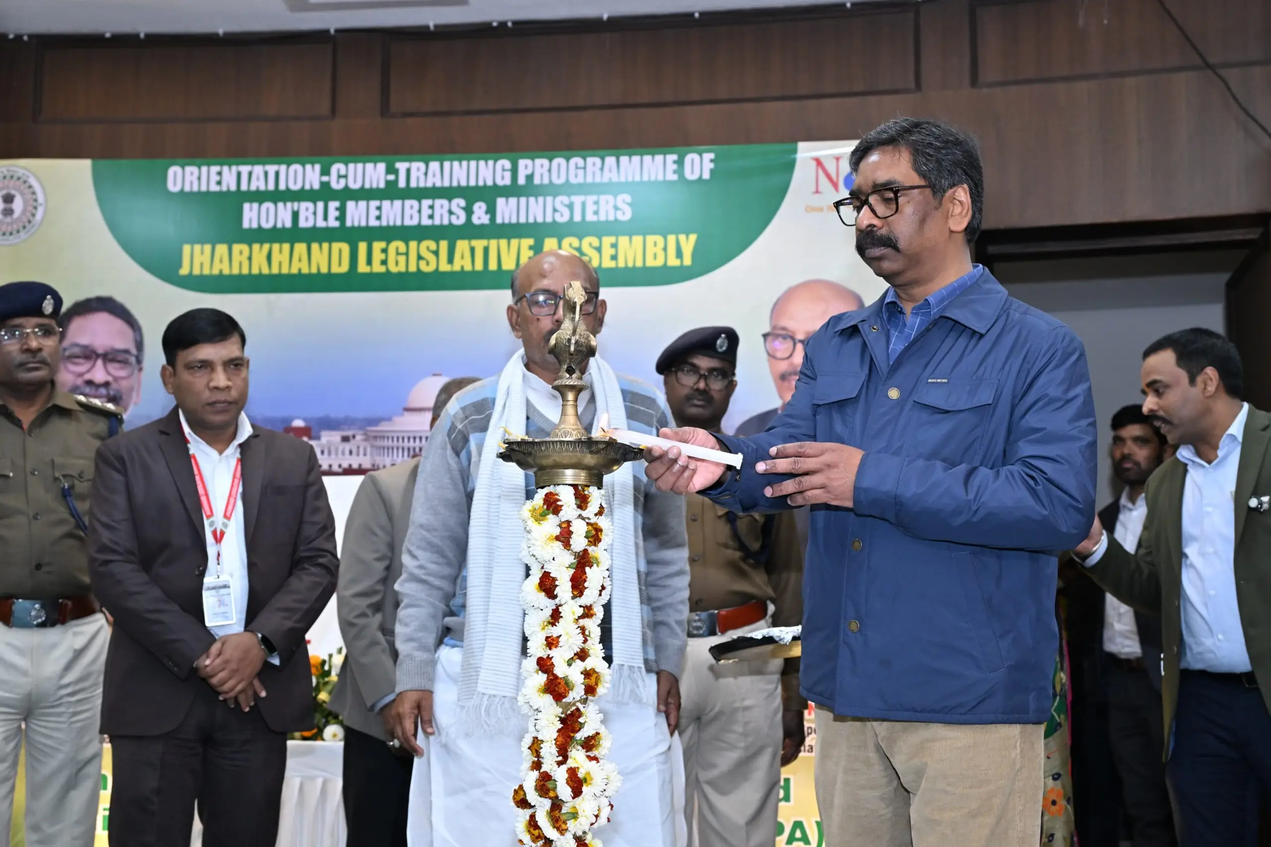 झारखंड विधानसभा में सीएम हेमंत सोरेन ने किया नेवा सेवा केंद्र का उद्घाटन, विधायकों को दिए टैबलेट