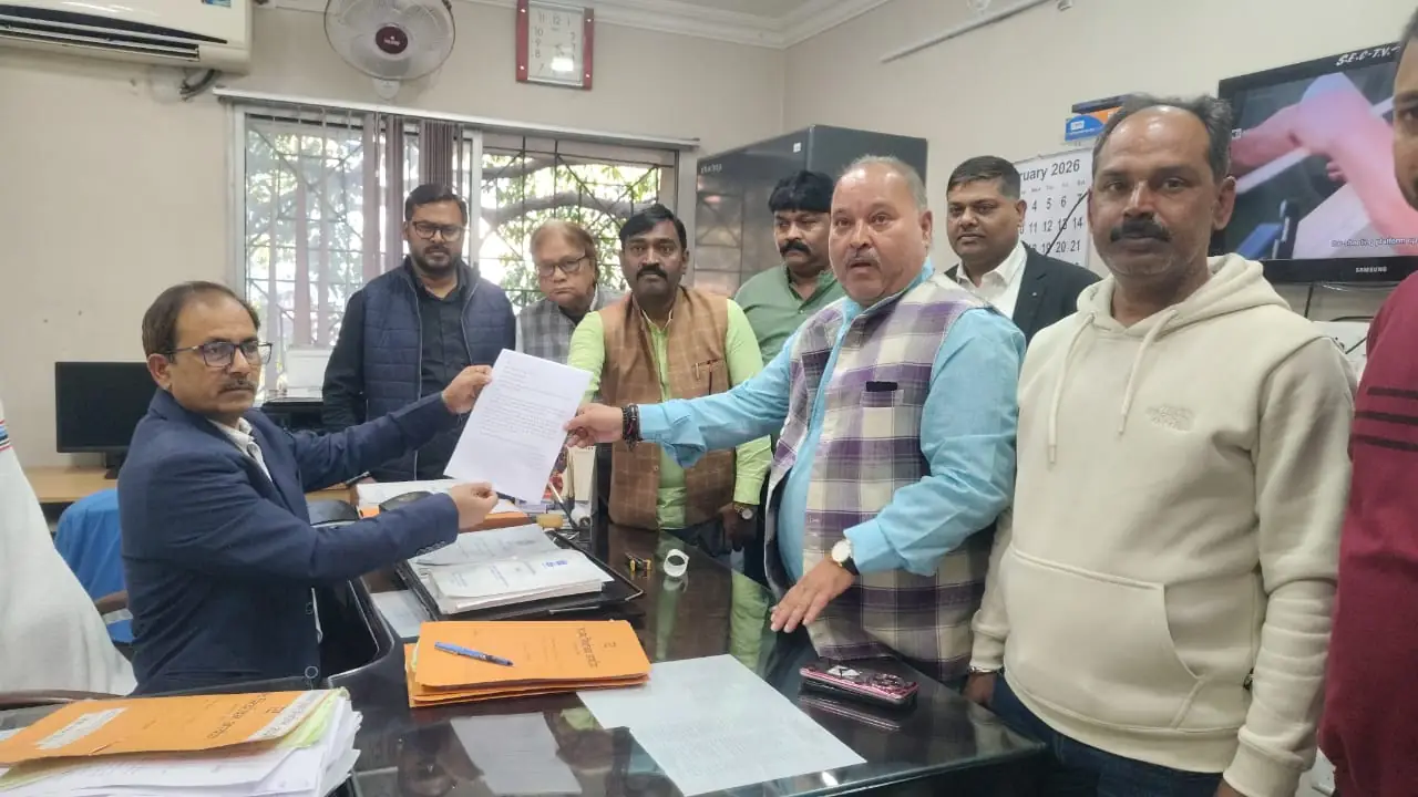 रांची चुनाव में भाजपा के बिस्किट वितरण पर कांग्रेस की शिकायत, आयोग से कड़ी कार्रवाई की मांग