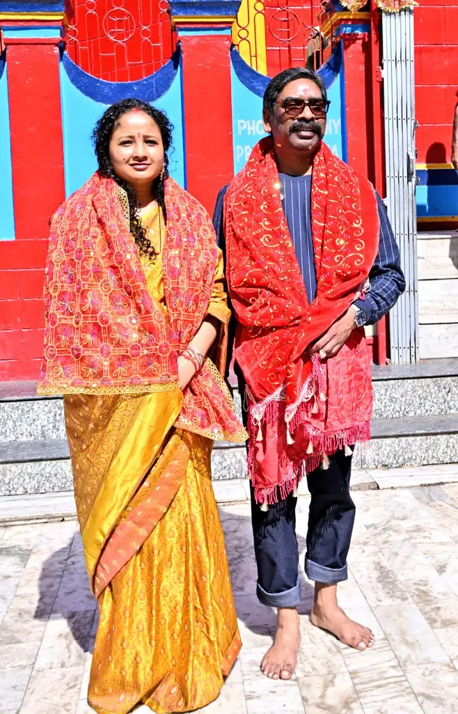 22वीं शादी की सालगिरह पर हेमंत सोरेन पत्नी कल्पना के साथ रजरप्पा धाम पहुंचे